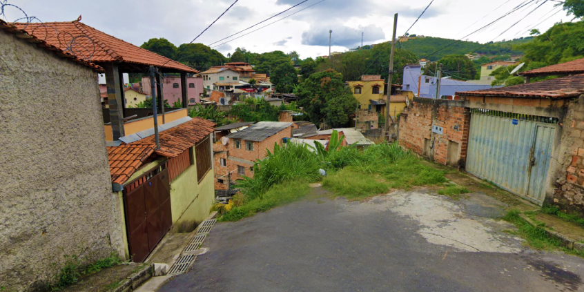 Foto da Rua Aureliano Magalhães, com mato alto no fim da via