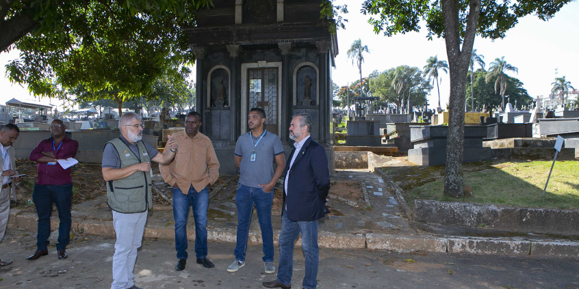 Os vereadores Wilsinho da tabu e Marcos Crispim conversam com representantes da Prefeitura Municipal de Belo Horizonte no Cemitério da Saudade, durante o dia.