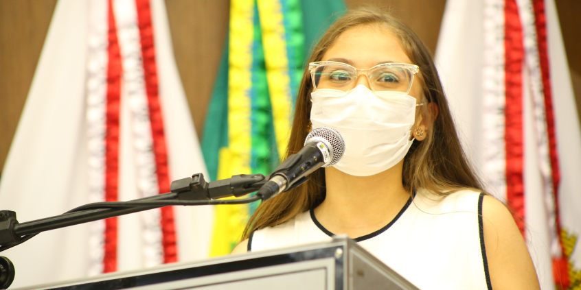 Nova vereadora mirim discursa após ser empolssada, no Plenário Amynthas de Barros.