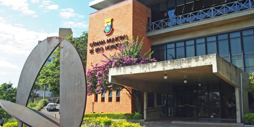Fachada da Câmara Municipal de Belo Horizonte, durante o dia