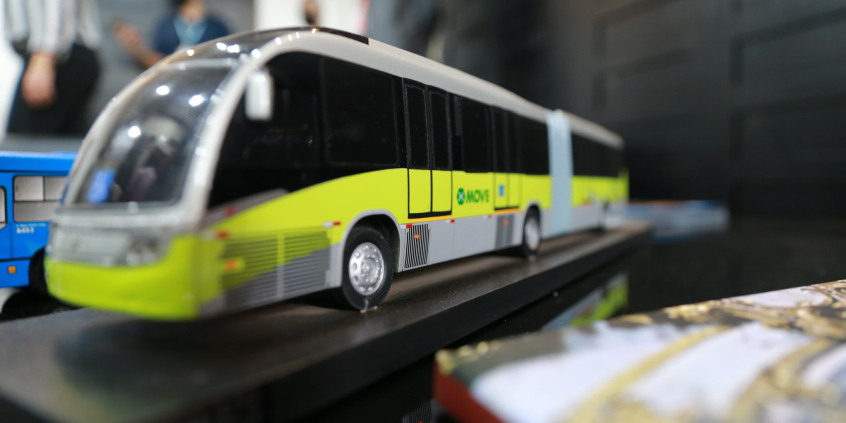 Imagem na tela do computador de um ônibus move