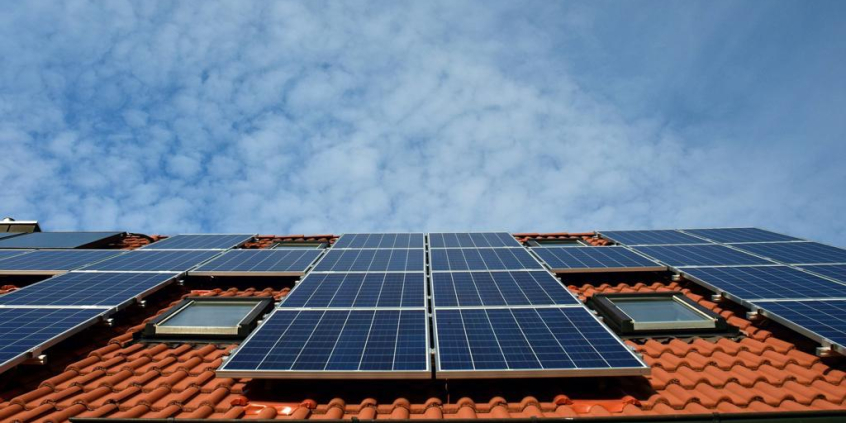 Imagem de uma placa fotovoltaica em cima de um telhado