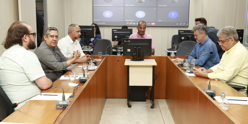 Imagem dos vereadores em reunião