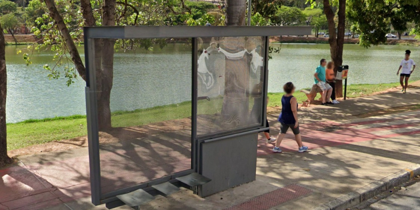 Abrigo de ônibus na orla da Lagoa da Pampulha, durante o dia