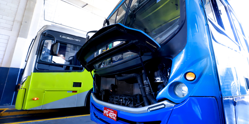 Ônibus sendo consertado na garagem