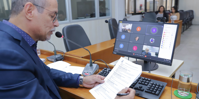 Imagem do presidente da Comissão, Fernando Luiz (Republicanos) despenchando durante a reunião