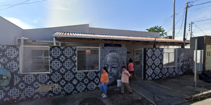 Fachada do Centro de Saúde João Batista, durante o dia.