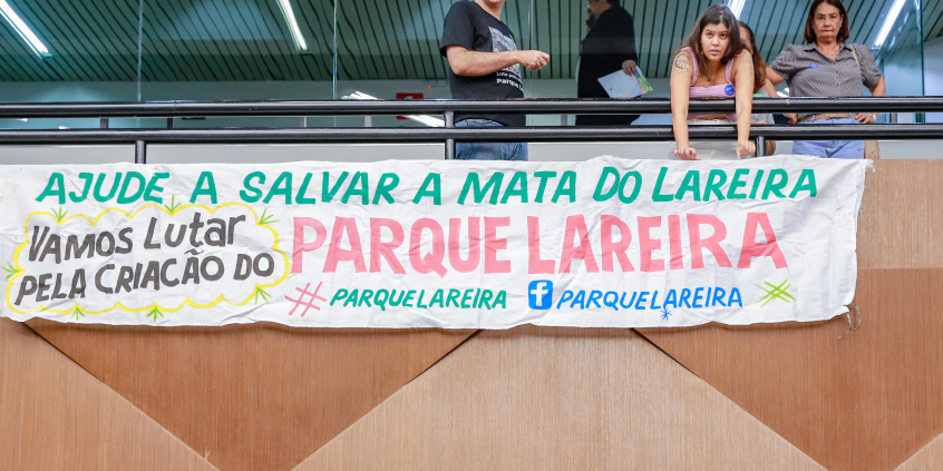 Populares afixam no Plenário da CMBH cartaz em defesa da preservação 