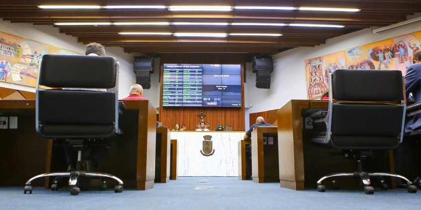Foto do Plenário Amintas de Barros a partir do fundo, atrás das cadeiras dos vereadores.