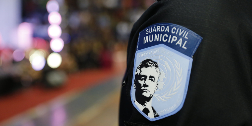 Imagem do emblema da Guarda Municipal na farda do agente