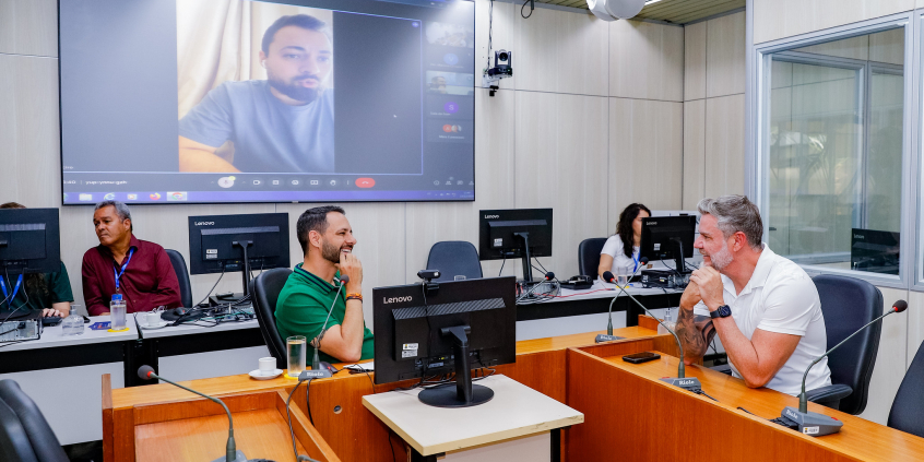 Vereadores se reúnem em volta de mesa