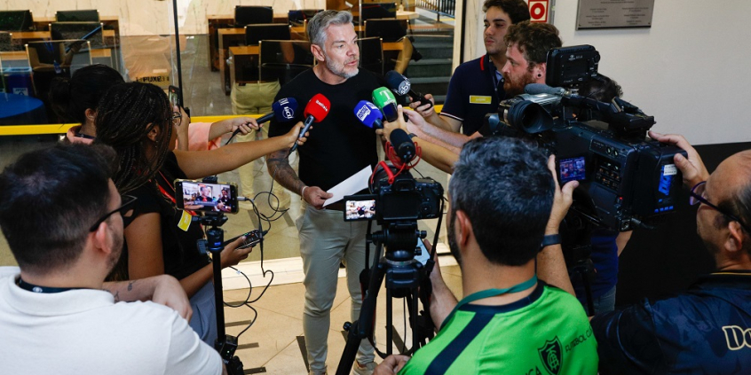 Presidente Professor Juliano Lopes cercado por jornalistas
