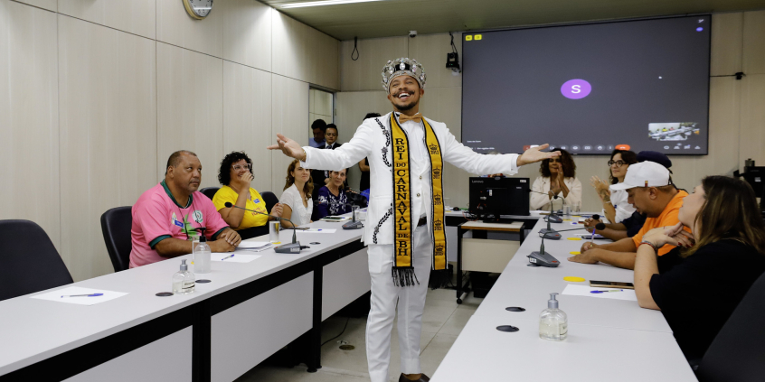 Rei do Carnaval se apresenta no Plenário Helvécio Arantes durante audiência pública 