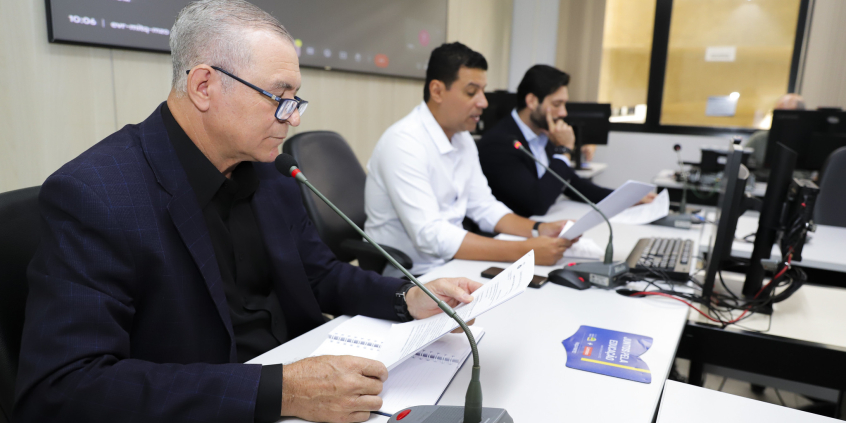Vereadores Arruda (Republicanos), Leonardo Ângelo (Cidadania) e Diego Sanches (SSD) no Plenário Helvécio Arantes