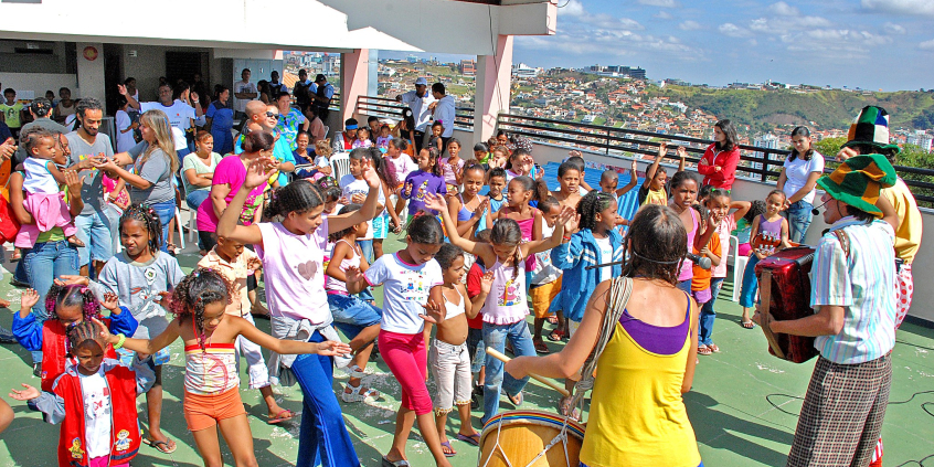 crianças dançam e assistem à apresentação de música