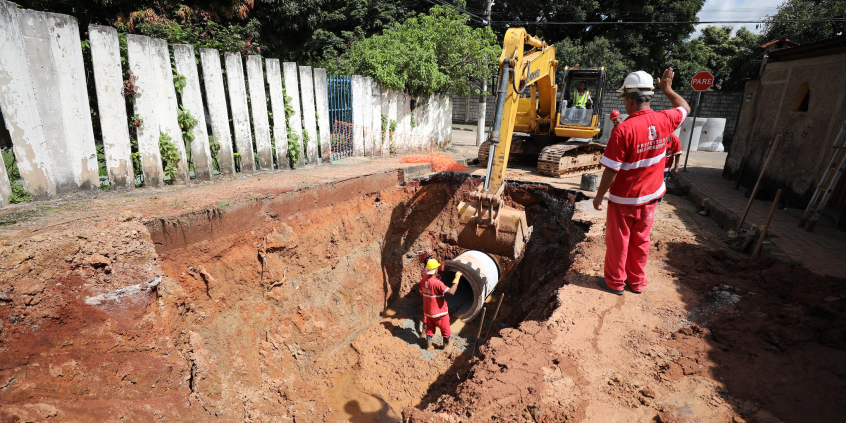 funcionários da prefeitura realizam obras de reconstrução em via da região do Barreiro