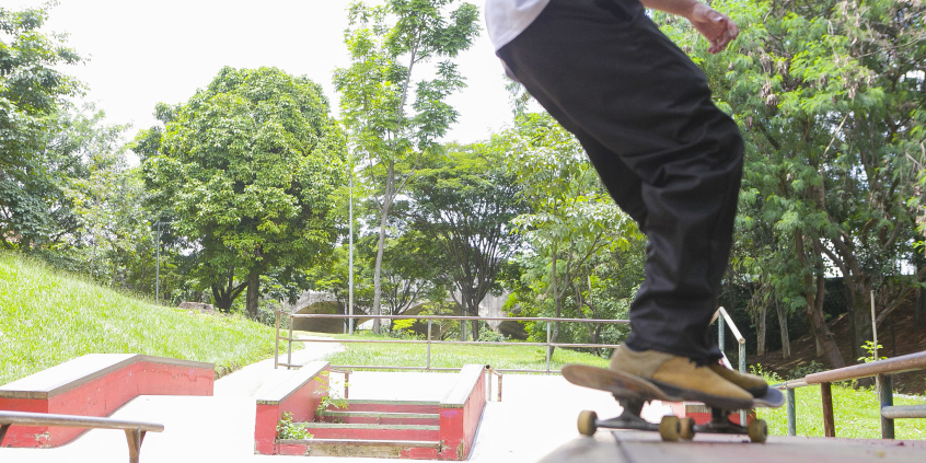 jovem anda de skate em pista de belo horizonte