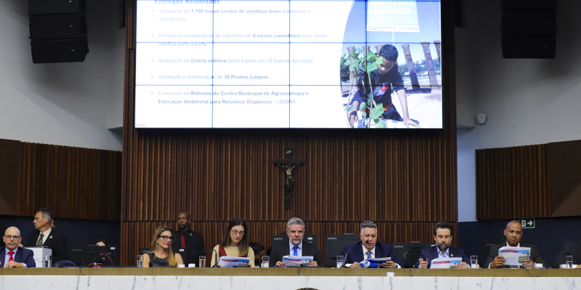 Parlamentares e prefeito no Plenário Amintas de Barros