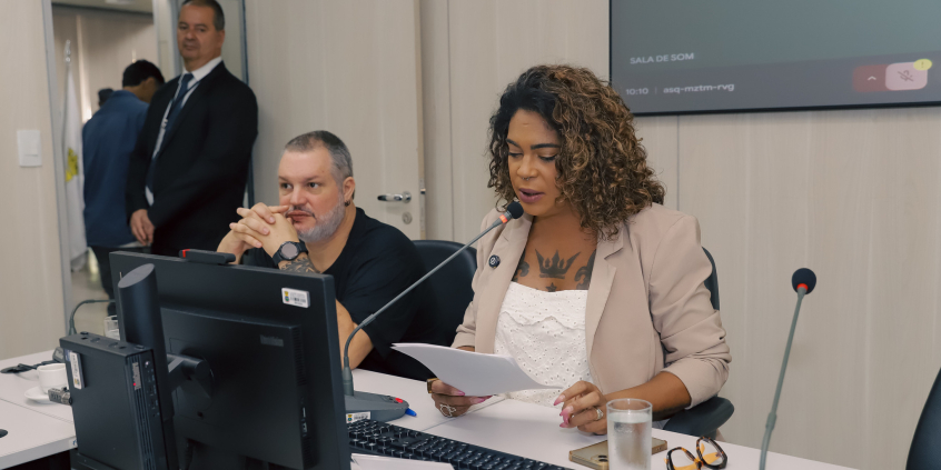 Vereadores estão assentados no Plenário Helvécio Arantes