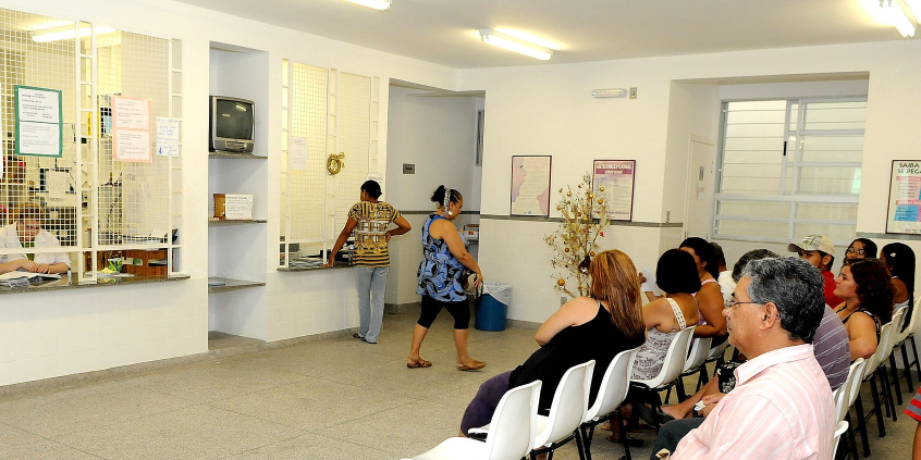 usuários aguardam na recepção de uma unidade de pronto atendimento