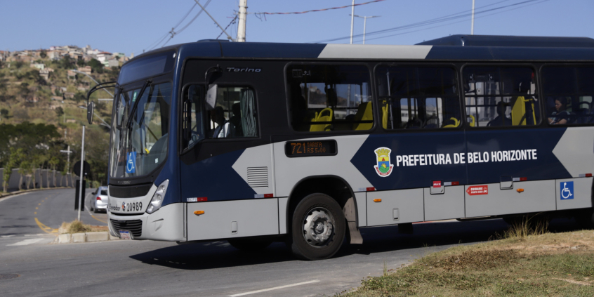 Ônibus com a inscrição Prefeitura de Belo Horizonte