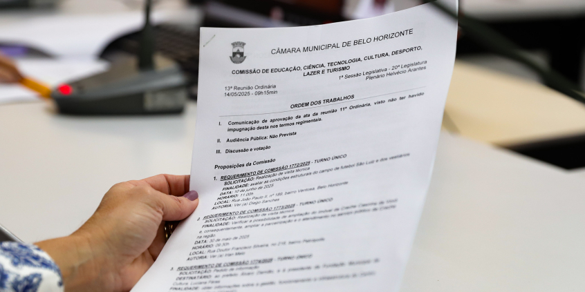 Mão segura documento com proposições em pauta