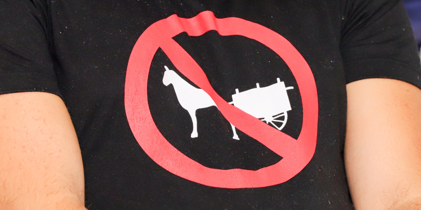 imagem de camiseta com o símbolo de proibido sobre animal transportando carroça