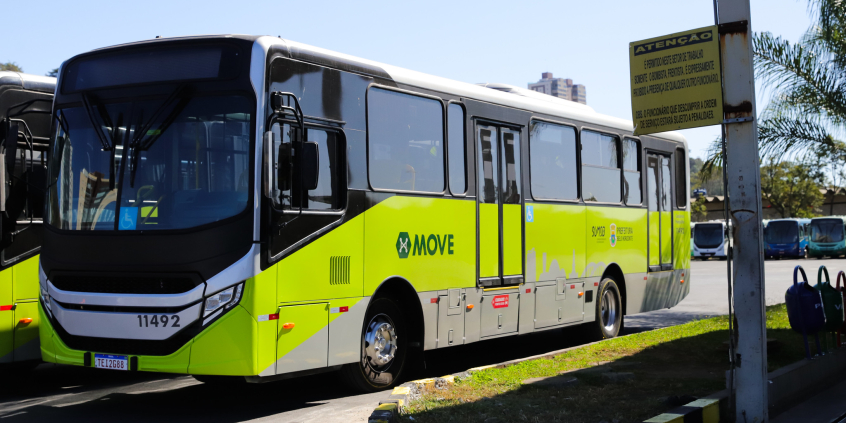 ônibus parado em garagem de empresa de Belo Horizonte