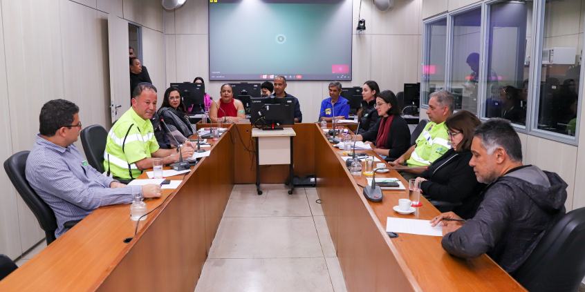 parlamentares e participantes presentes em audiência pública na câmara municipal de bh