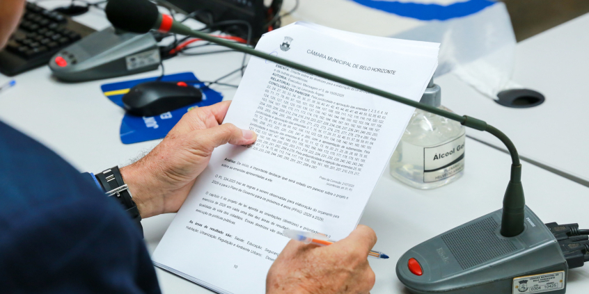 Mãos seguram documento