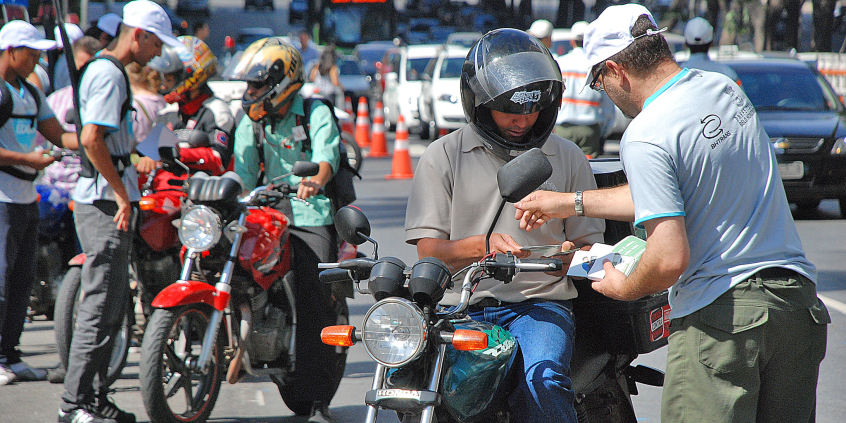 motociclistas recebem informações de agentes de trânsito de belo horizonte