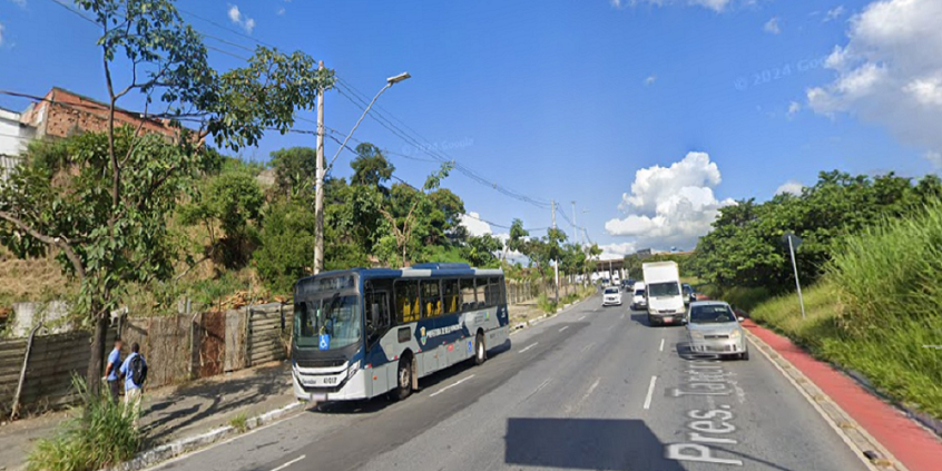 trecho da avenida Tancredo Neves, com ônibus e carros trafegando