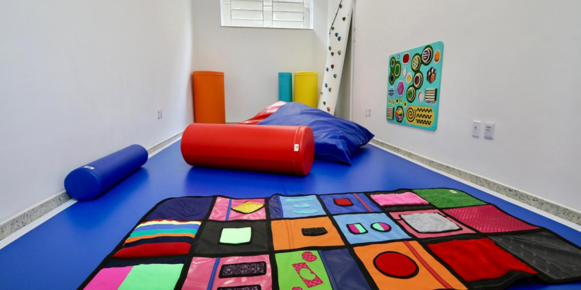 Sala com materiais lúdicos para crianças