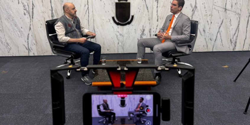 O jornalista Alessandro Duarte e a vereador Braulio Lara em entrevista no Plenário Amintas de Barros