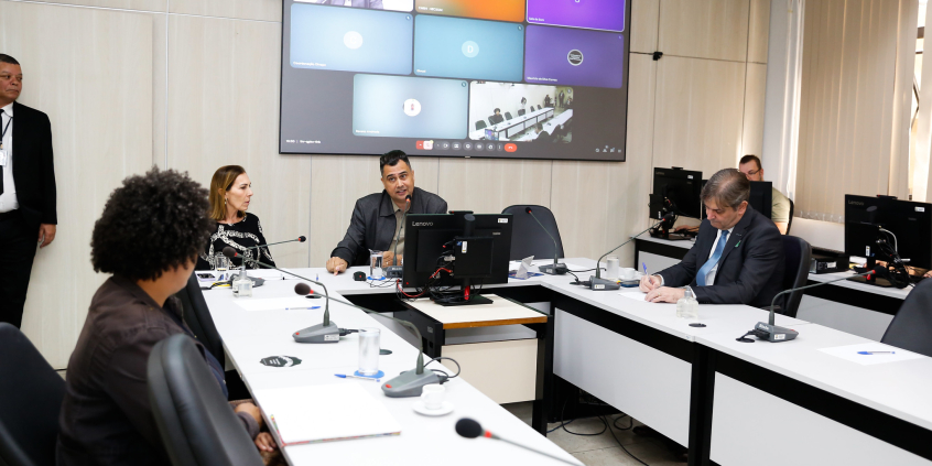 parlamentares e participantes presentes em audiência pública na câmara municipal de bh