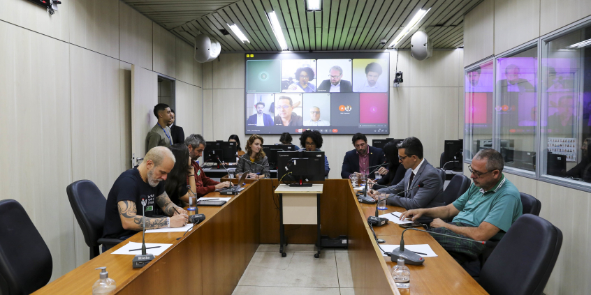 parlamentares e participantes presentes em audiência pública na câmara municipal de bh