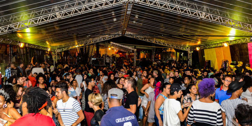 Galpão repleto de jovens