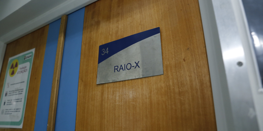 Porta de sala de exame em UPA que diz "Raio-X"