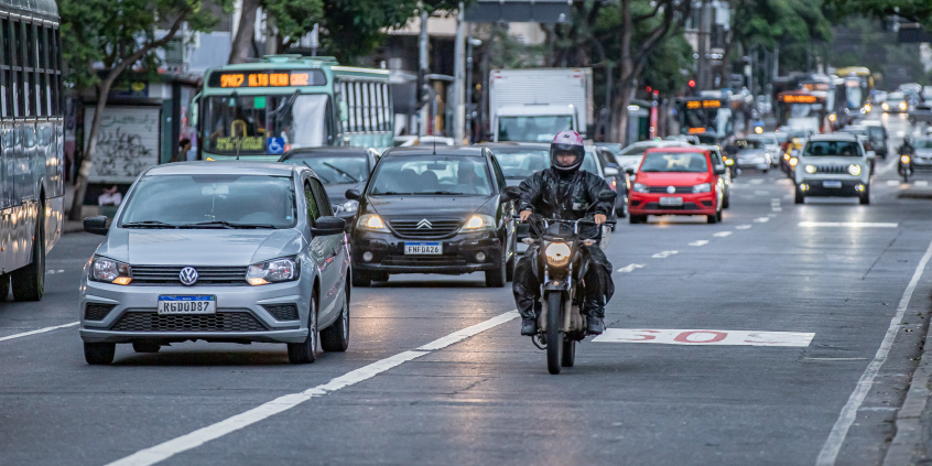 veículos trafegam por via pública