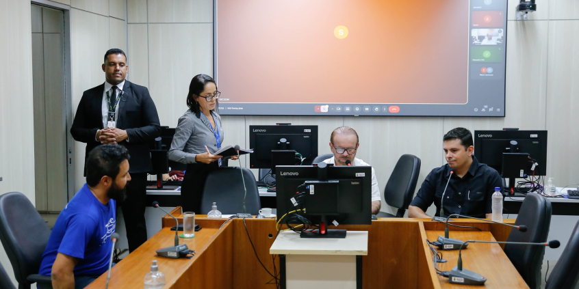 Vereadores no Plenário Camil Caran