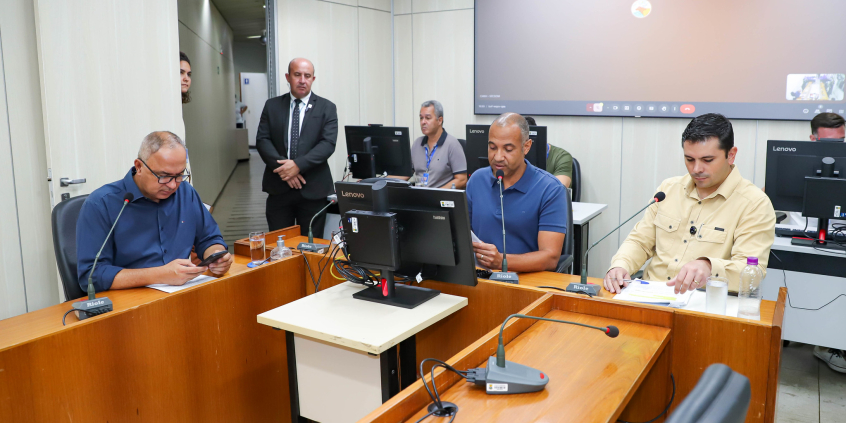 Vereadores no Plenário Helvécio Arantes