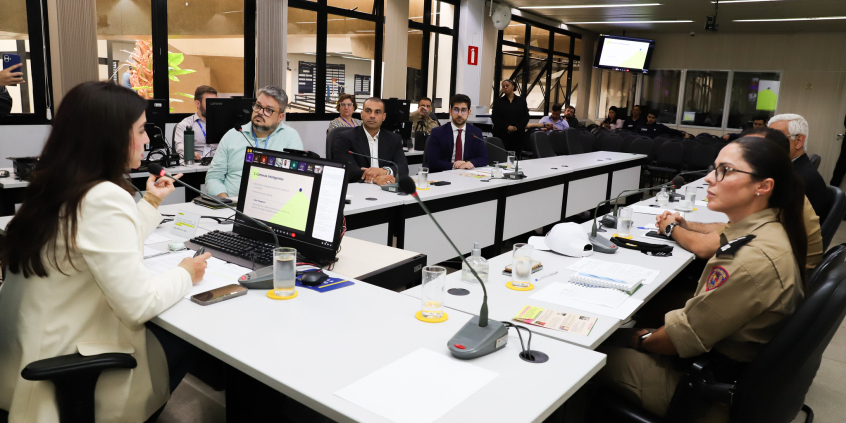 Vereadora Marcela Trópia com convidados no Plenário Helvécio Arantes