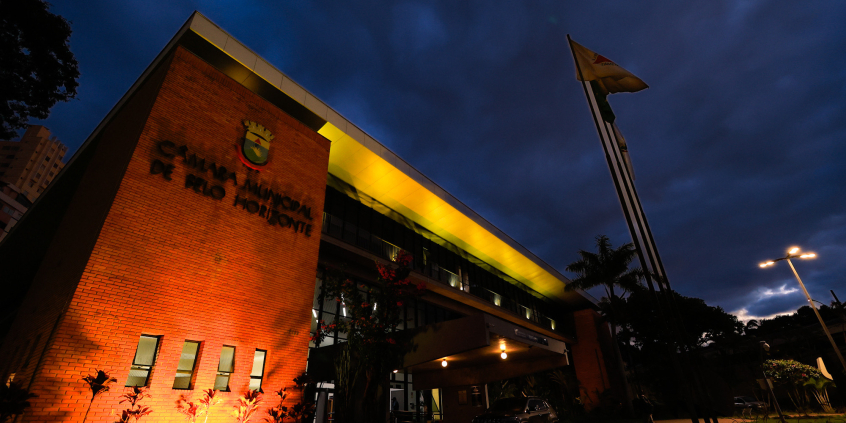 fachada da câmara municipal iluminada na cor dourada