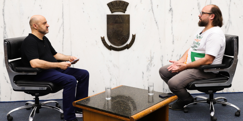O jornalista Alessandro Duarte entrevista o vereador Dr. Bruno Pedralva no Plenário Amintas de Barros