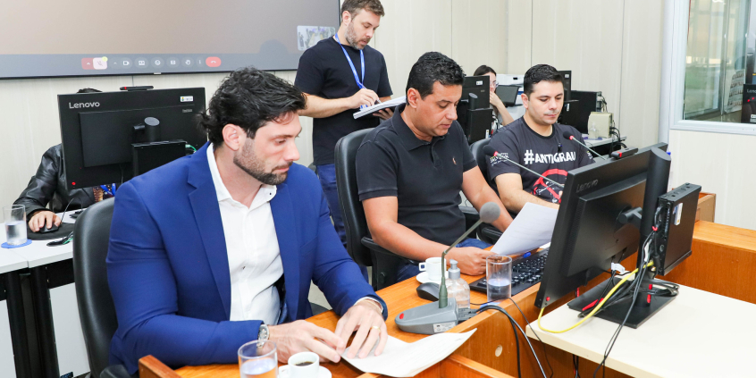 parlamentares presentes em reunião de comissão na câmara de bh