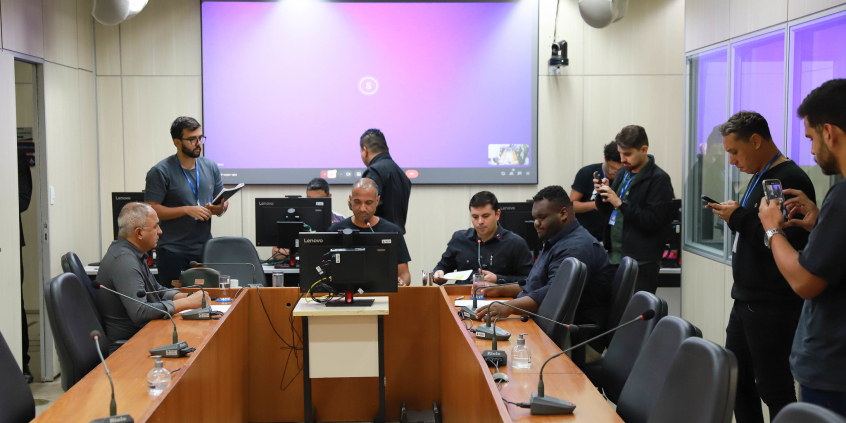 parlamentares presentes em reunião de comissão