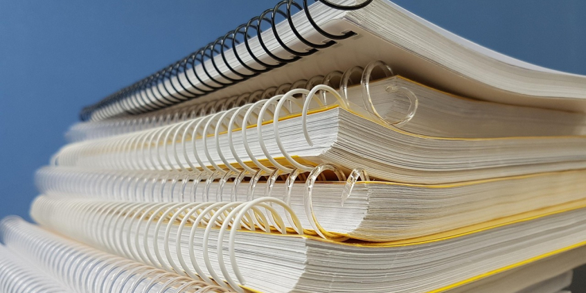 pilha de livros didáticos escolares