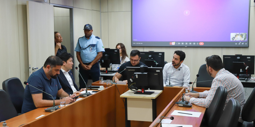 Vereadores e representantes da Prodabel e da Secretaria de Relações Institucionais reunidos em audiência pública