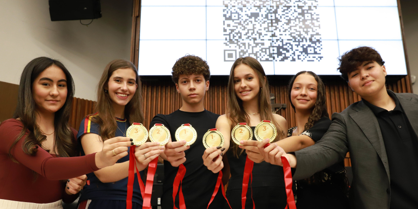 Estudantes premiados mostram suas medalhas
