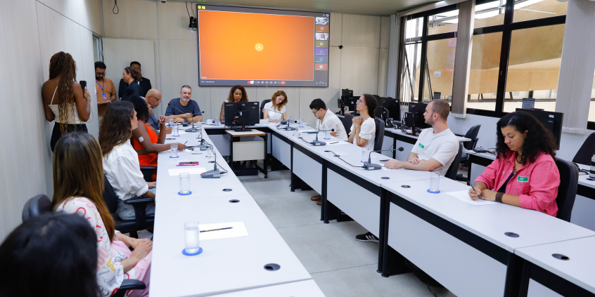 Vereadores e convidados no Plenário Helvécio Arantes